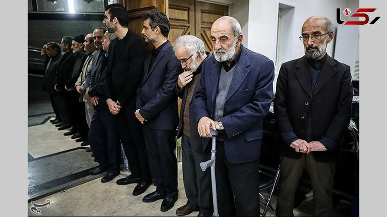حسین شریعتمداری عصا به دست شد +عکس