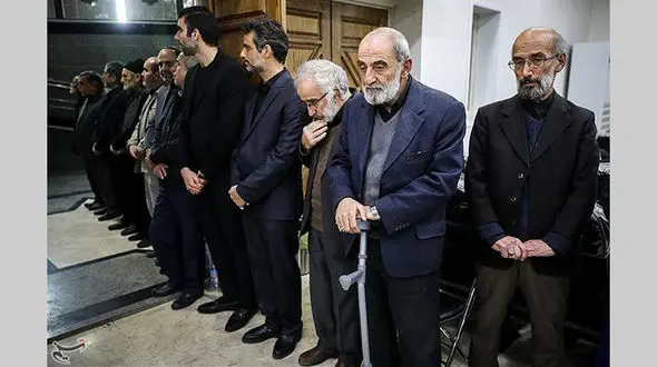 حسین شریعتمداری عصا به دست شد +عکس