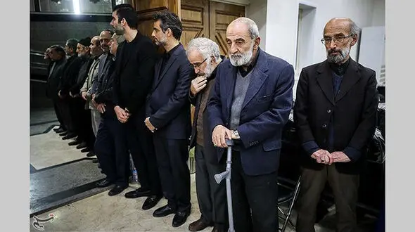 حسین شریعتمداری عصا به دست شد +عکس