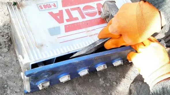 فیلم/ ببینید چگونه باتری های کهنه خودرو را می توان بازسازی کرد !