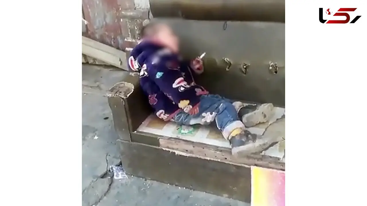 اقدام زننده پسر خردسال که با تشویق خانواده‌اش مواجه شد +تصاویر 