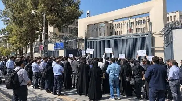 سه روز تجمع برای یک امضا؛ کدهای استخدامی اعضای هیئت‌علمی همچنان بلاتکلیف