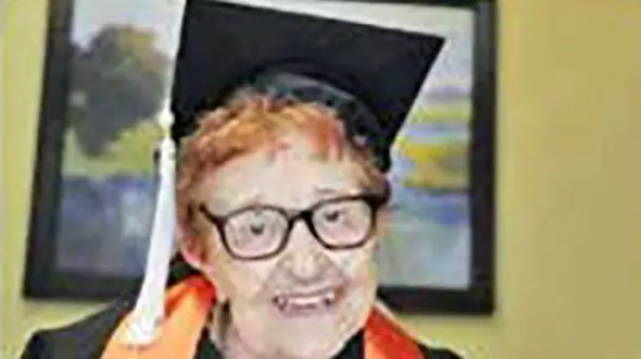 پیرزن 84 ساله همکلاسی های خود را شگفت زده کرد+ عکس