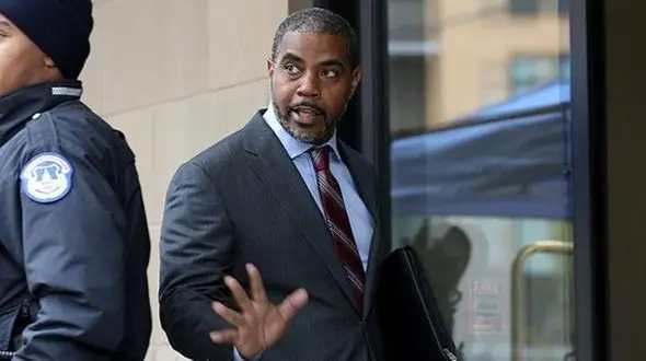 اعتراف قانون‌گذار آمریکایی به ارتباط نامتعارف + عکس