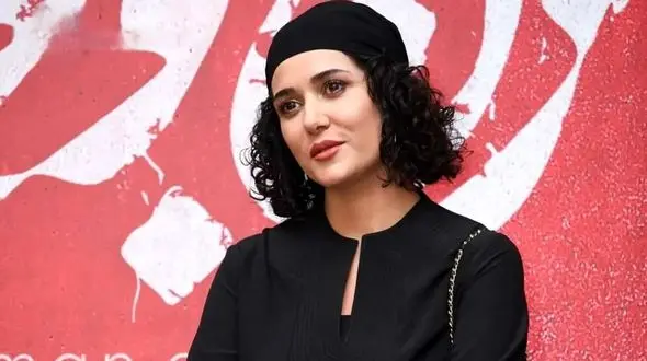 زیبایی حسرت برانگیز پریناز ایزدیار در جذابترین لباس ایرانی ! / لباس طلاکوب از آستین تا دامن بلندش در اکران فیلم زن و بچه 