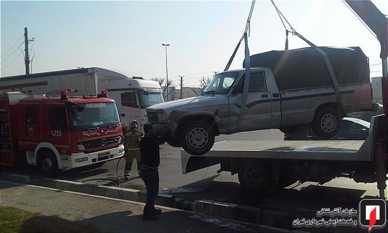 برخورد خودرو با جداول کنار بزرگراه آزادگان