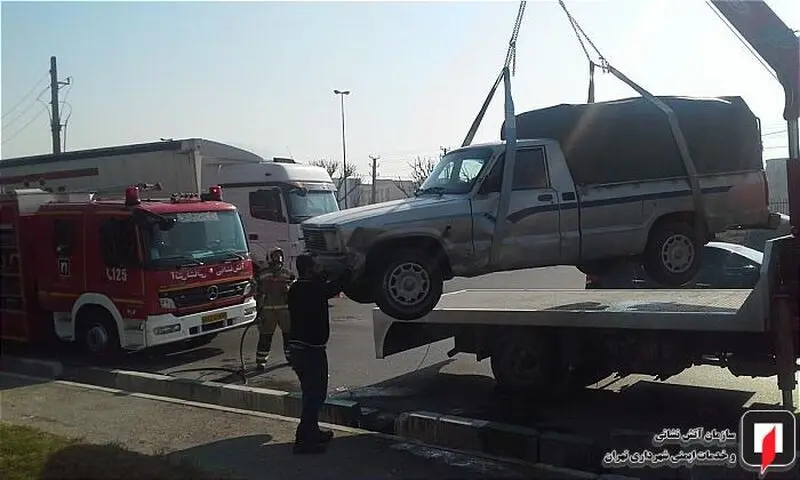 برخورد خودرو با جداول کنار بزرگراه آزادگان