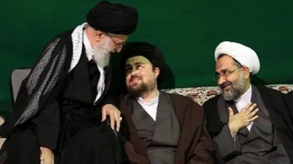 عکس  دلنشین از خوش و بش رهبری انقلاب با فرزند سید حسن خمینی در منزلشان/ چه پذیرایی ساده و بدون تجملاتی از رهبری کردند