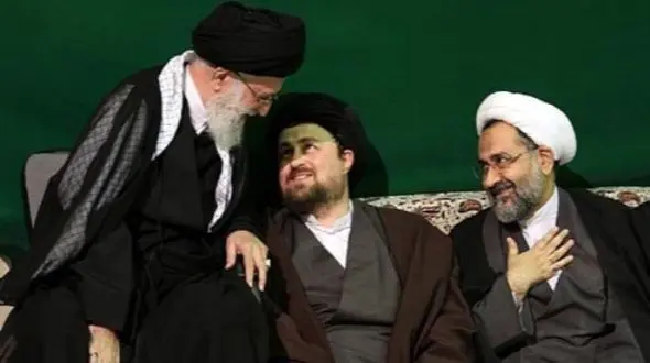 عکس  دلنشین از خوش و بش رهبری انقلاب با فرزند سید حسن خمینی در منزلشان/ چه پذیرایی ساده و بدون تجملاتی از رهبری کردند