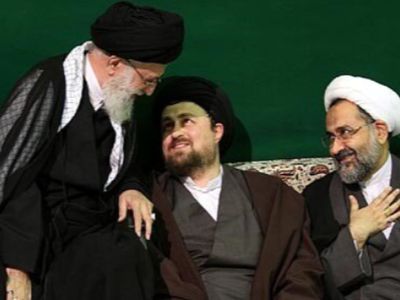 عکس  دلنشین از خوش و بش رهبری انقلاب با فرزند سید حسن خمینی در منزلشان/ چه پذیرایی ساده و بدون تجملاتی از رهبری کردند