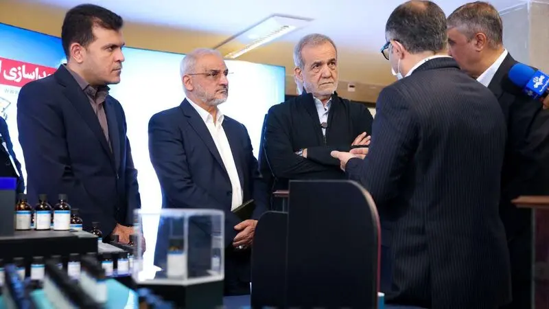 بازدید رئیس‌جمهور از نمایشگاه دستاوردهای صنعت هسته‌ای