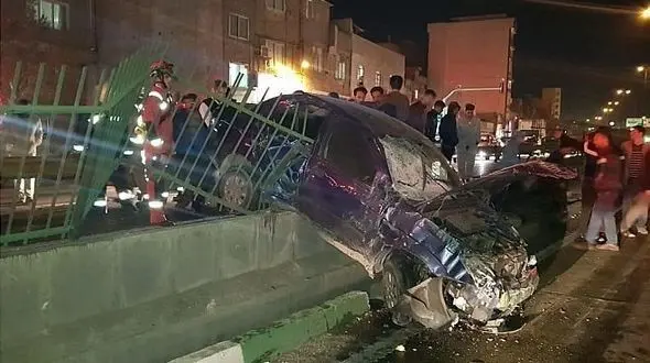  گرفتار شدن راننده تیبا پس از تصادف با نرده‌های بزرگراه + تصاویر 