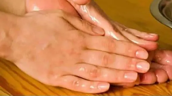 کف پا را روغن مالی کنید 