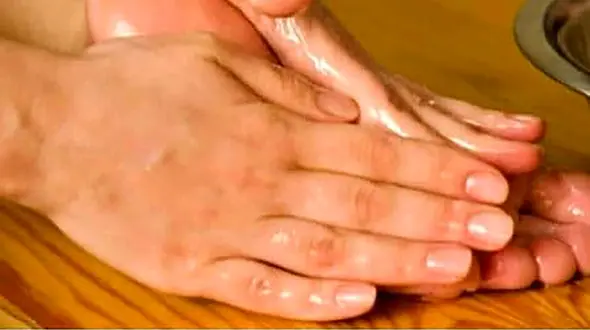 کف پا را روغن مالی کنید 