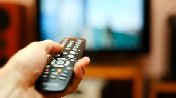 گاف منشوری زن وشوهری روی آنتن زنده  + فیلم شوک مجری از رفتار میهمانانش !