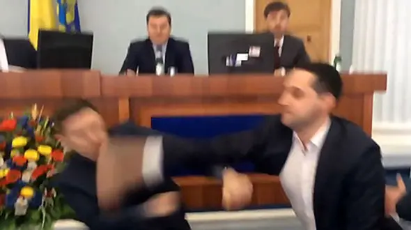 کتک کاری در شورای منطقه ای شهر+تصاویر 