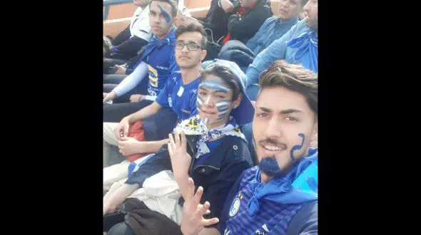 عکس/ این دختر استقلالی دربی را از نزدیک تماشا کرد