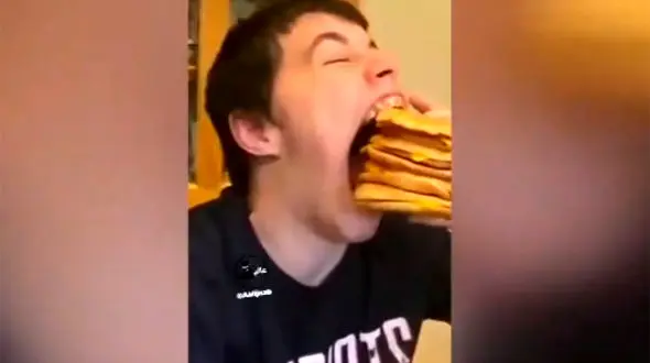 فیلم عجیب از دهن‌ گشادترین آدم جهان / او تنها 15 سال سن دارد!