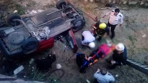 سقوط خودرو پراید به داخل کانال در کوی لاله