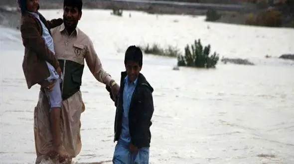 کرمانی های سیل زده، نشسته در کپرهای آب گرفته / کودکانی که نمی توانند درس بخوانند