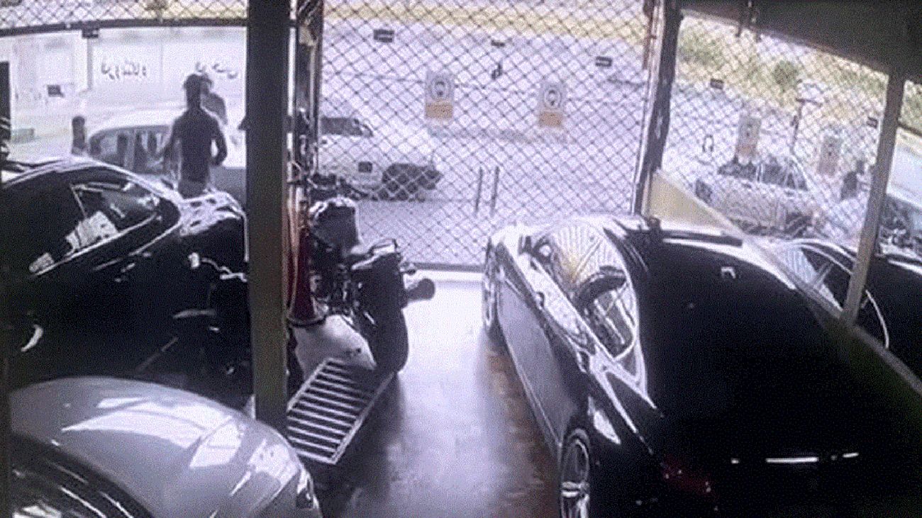 فیلم لحظه سرقت موتورسنگین گرانقیمت از نمایشگاه اتومیبل در تهران 