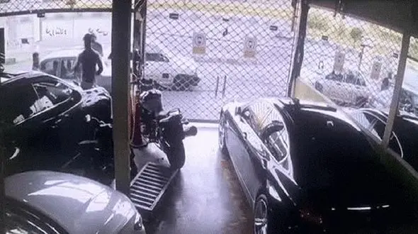 فیلم لحظه سرقت موتورسنگین گرانقیمت از نمایشگاه اتومیبل در تهران 