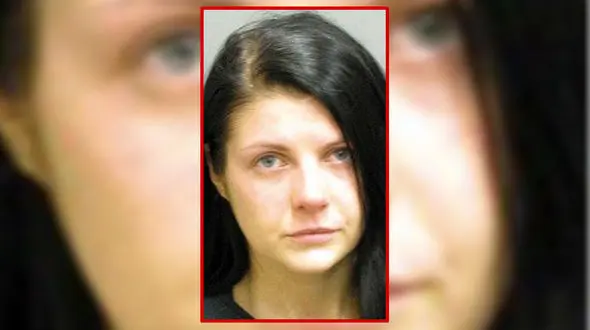 خانم معلم بی شرم با دانش آموزش در حیاط مدرسه بی حیایی می کرد! +عکس