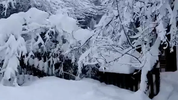 زیبایی زمستان و خانه‌ای گرم و ساده 