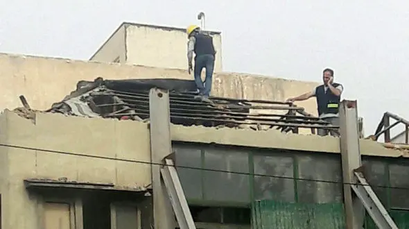 تخریب ملک ناایمن در خیابان ۱۷ شهریور / اخطارها بی نتیجه ماند + عکس