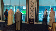 محمد بن سلمان در حال تماشای کعبه از هتل لاکچری + عکس 
