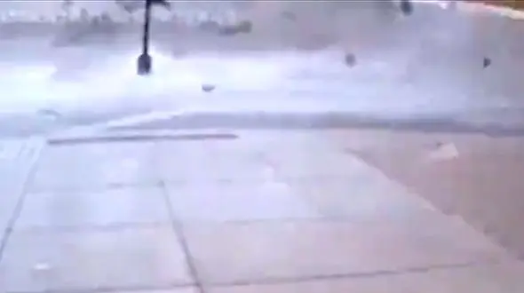 فیلم وحشتناک از گردباد ناگهانی در ایالت کانزاس آمریکا 