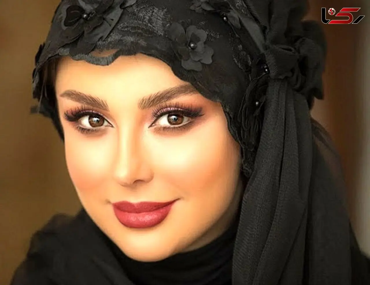 نیوشا ضیغمی بین 4 دختر بی حجاب و بد لباس ایرانی ! + عکس پرحاشیه