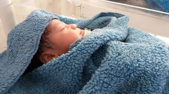 آخرین وضعیت نوزاد رهاشده تبریزی / بستری در آی سی یو + فیلم