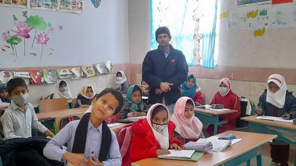 «امید فردا» مدرسه‌ای در نقطه صفر مرزی ایران و افغانستان / مدیر مدرسه برای دانش آموزان اتاق بازی و کتابخانه درست کرده است + فیلم