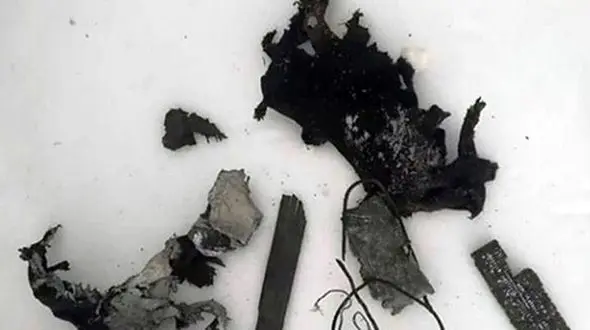 عکس های تلخ از بقایای وسایل خلبان شهید و جنگنده  ارتش