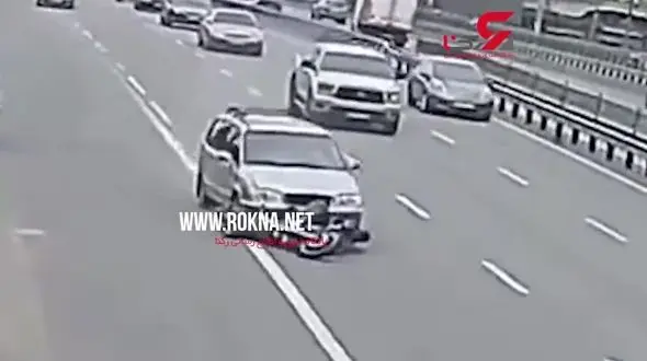 راننده روانی پس از زیر گرفتن یک مرد همچنان به راه خود ادامه داد / موتورسوار زیر ماشین بود+ فیلم