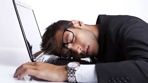 نابغه ها چرت می زنند/چرت زدن در طول روز کارآیی مغز را بالا می برد