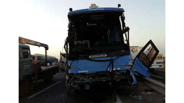 9 زخمی در تصادف دو تریلر با یک اتوبوس در قم