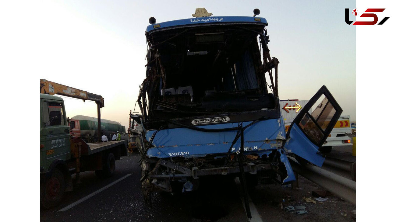 9 زخمی در تصادف دو تریلر با یک اتوبوس در قم