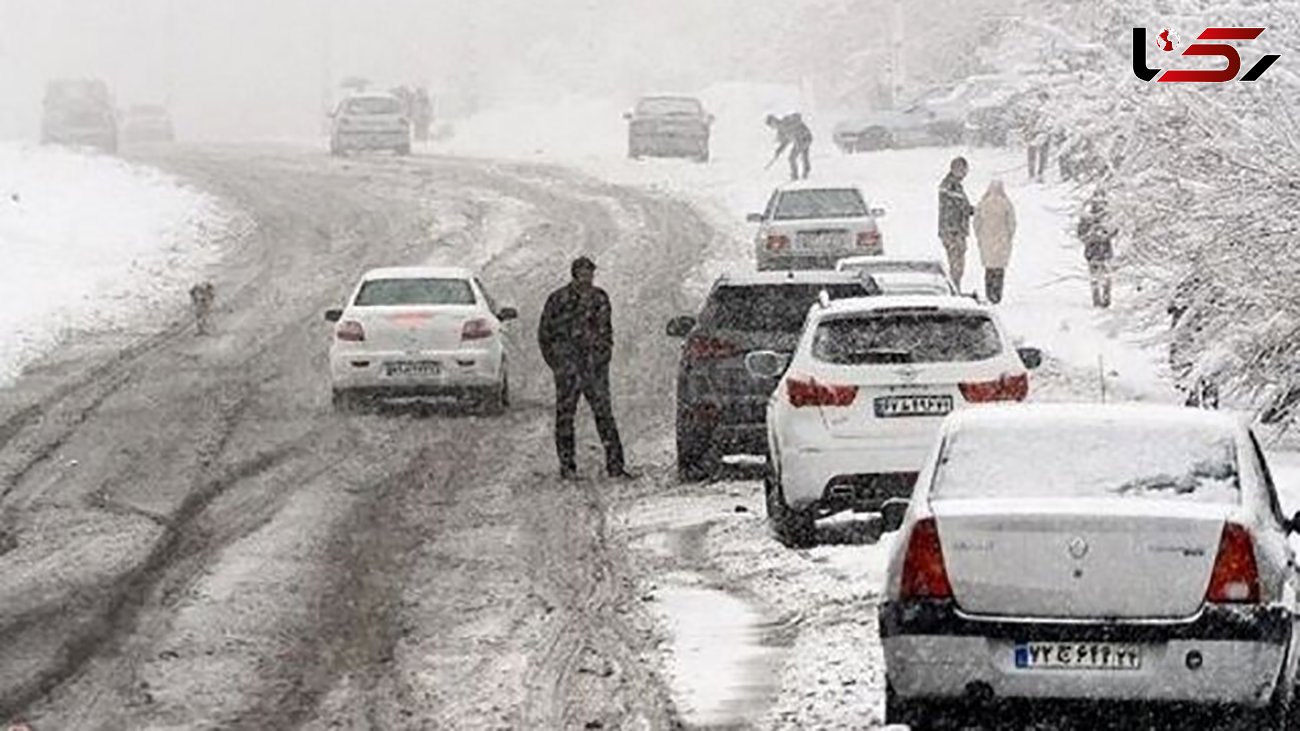 فیلم وضعیت برفی جاده تکاب-شاهین‌دژ / امدادرسانی به 250 گرفتار در برف