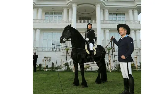 یکتا ناصر و محمد رضا گلزار با تیپ اسب سواری