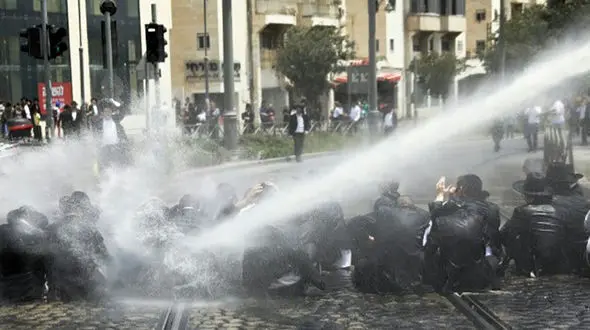 
حمله پلیس رژیم صهیونیستی به یهودیان معترض به خدمت سربازی+تصاویر
