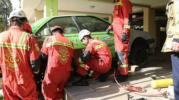 سقوط خودروی سواری به باغچه ساختمان مسکونی + عکس