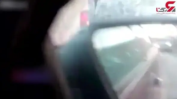 ابتکار راننده مینی بوس در جایگزینی تنه درخت به جای لاستیک + فیلم