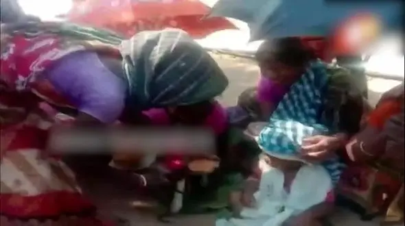 ازدواج عجیب کودک یک ساله با سگ / ترسیدن ارواح شیطانی !+ فیلم / هند