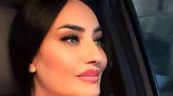 عکس ها / نگاهی به چیدمان خانه اعیانی با فرش ایرانی بازیگر ترک آیسل کاپلان  «اسرین» سریال ناریا  / از حیاط سرسبز تا لوستر اعیانی و تابلوی بی نظیر