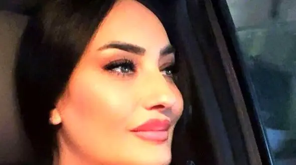 نگاهی به چیدمان خانه اعیانی با فرش ایرانی آیسل کاپلان «اسرین ناریا»  / از حیاط سرسبز تا لوستر اعیانی و تابلوی بی نظیر