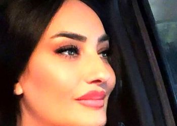 نگاهی به چیدمان خانه اعیانی با فرش ایرانی آیسل کاپلان «اسرین ناریا»  / از حیاط سرسبز تا لوستر اعیانی و تابلوی بی نظیر
