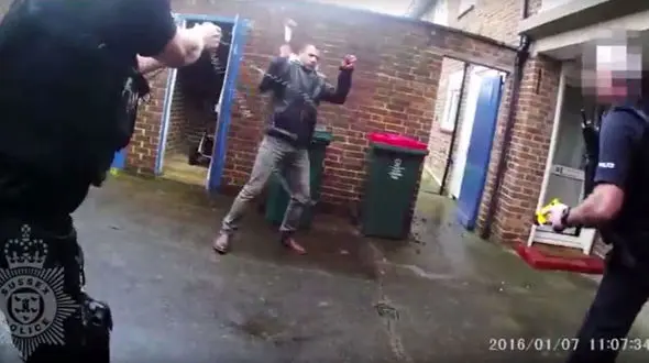 مرد افغان با چکش به جان نیروی پلیس انگلیس افتاد + فیلم و عکس