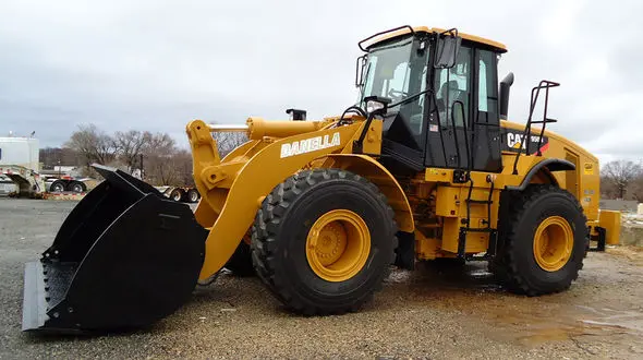 ببینید | رد شدن وحشتناک یک لودر از روی عابر پیاده در خیابان!